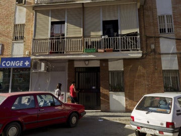 Un bebé cae desde un cuarto piso Un bebé cae desde un cuarto piso