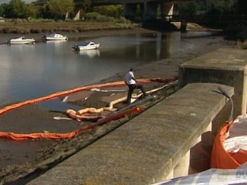 Las barreras anticontaminación bloquean la ría de Burgo