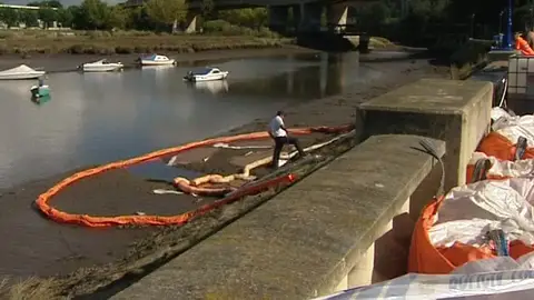 Las barreras anticontaminación bloquean la ría de Burgo Las barreras anticontaminación bloquean la ría de Burgo