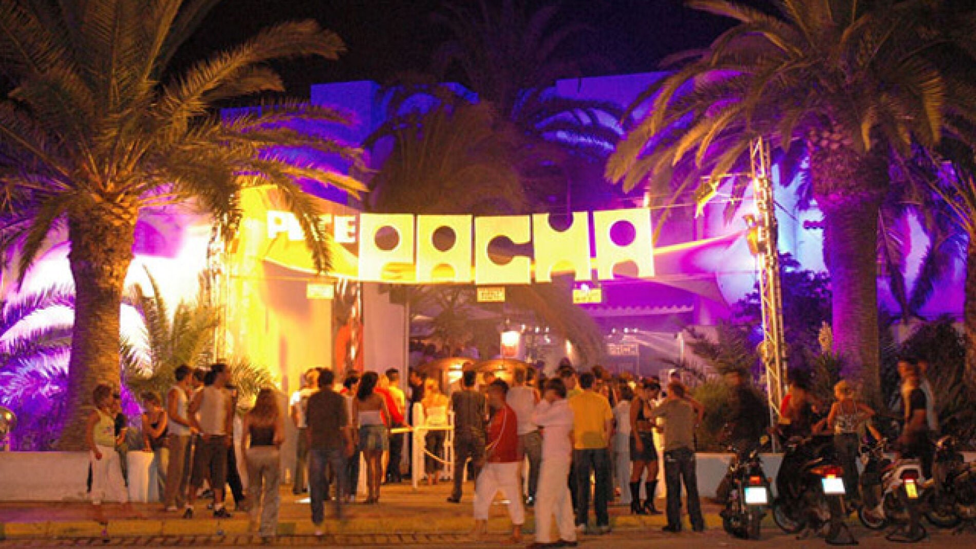 Un hombre dispara en la puerta de la discoteca 'Pach&aacute;' y se da a la fuga