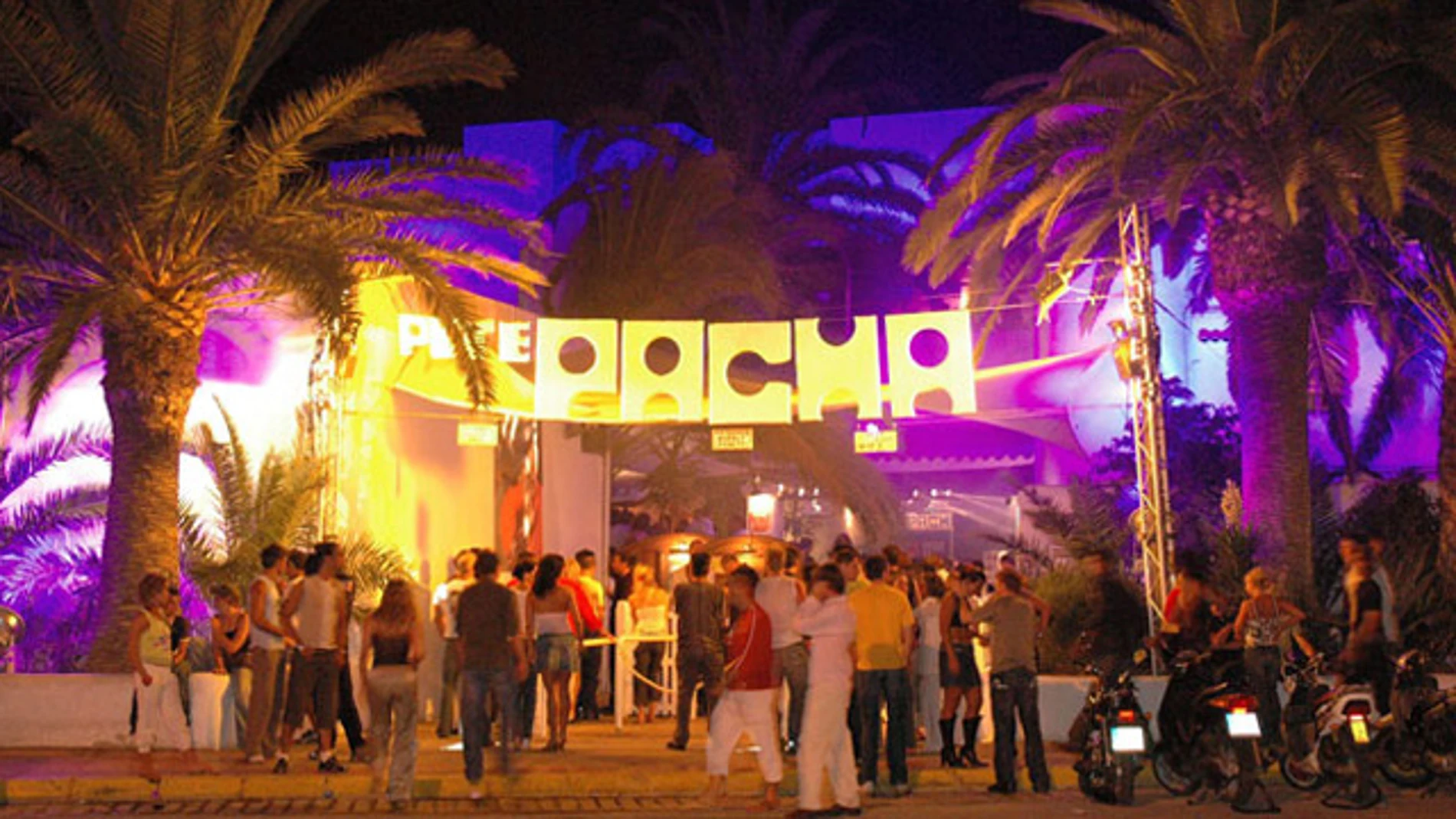 Un hombre dispara en la puerta de la discoteca 'Pachá' y se da a la fuga Un hombre dispara en la puerta de la discoteca 'Pachá' y se da a la fuga