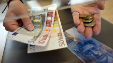 Suiza pone un tope al cambio de su moneda
