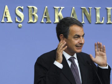 Zapatero asegura que España se financiará por sí misma y soportará la tensión