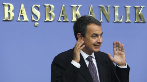 Zapatero asegura que Espa&ntilde;a se financiar&aacute; por s&iacute; misma y soportar&aacute; la tensi&oacute;n