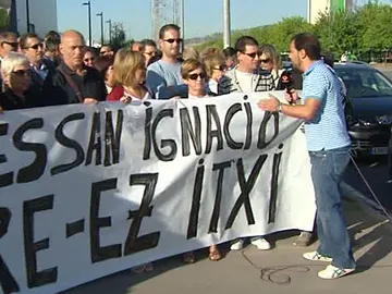 Empleados manifestándose delante de la fábrica Empleados manifestándose delante de la fábrica