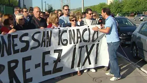 Empleados manifestándose delante de la fábrica Empleados manifestándose delante de la fábrica