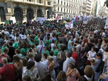 Miles de profesores protestan frente a la Consejería de Educación