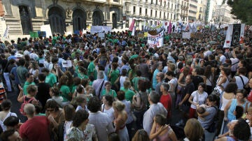 Miles de profesores protestan frente a la Consejería de Educación
