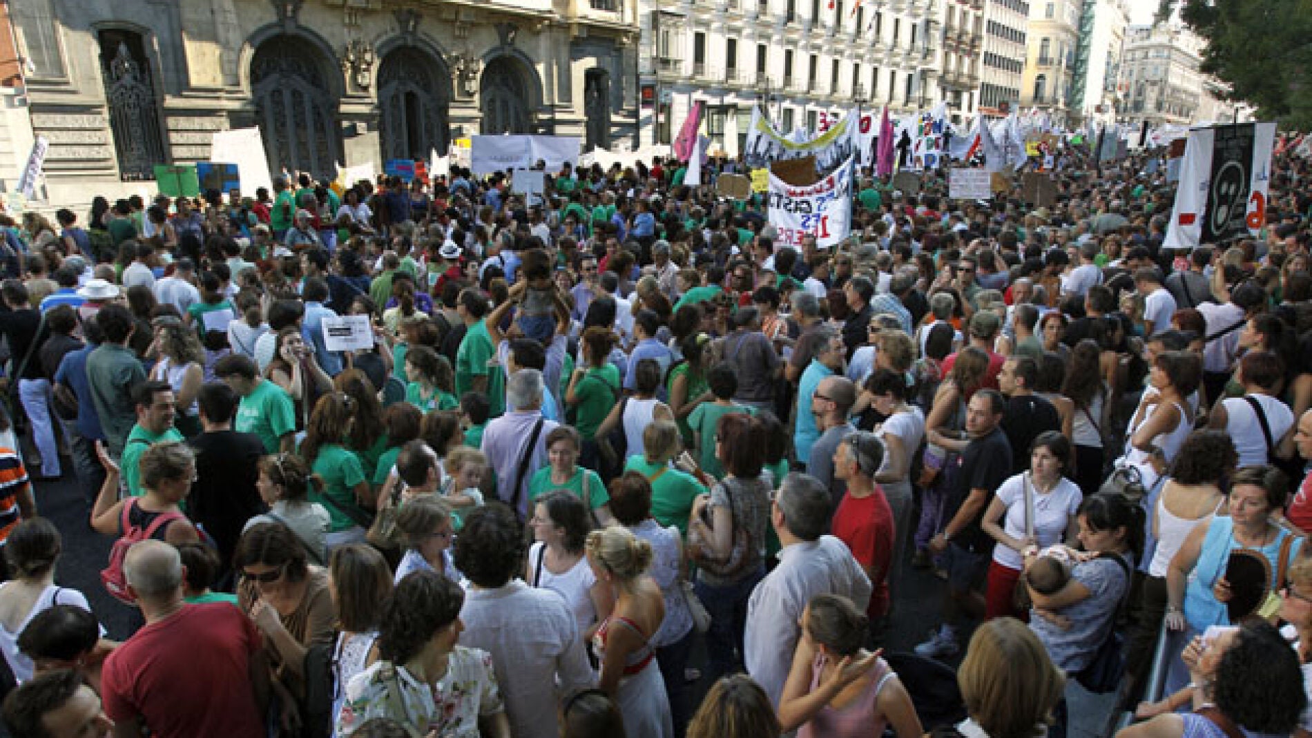 Miles de profesores protestan frente a la Consejer&iacute;a de Educaci&oacute;n
