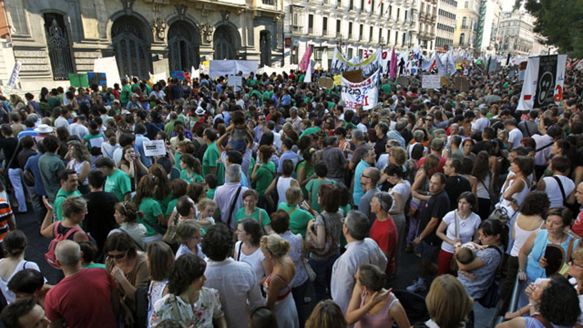 Miles de profesores protestan frente a la Consejería de Educación Miles de profesores protestan frente a la Consejería de Educación