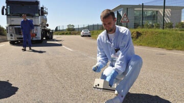 Un miembro de un equipo especializado mide los niveles de radiación en el exterior de la instalación nuclear de Marcoule. 