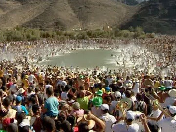 Unas 20.000 personas se tiran 'al charco' para atrapar peces con la mano