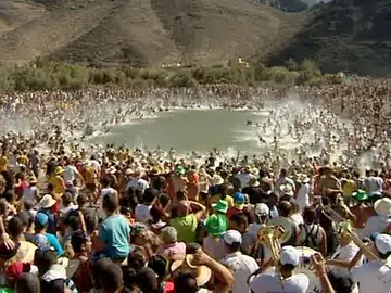 Unas 20.000 personas se tiran 'al charco' para atrapar peces con la mano Unas 20.000 personas se tiran 'al charco' para atrapar peces con la mano