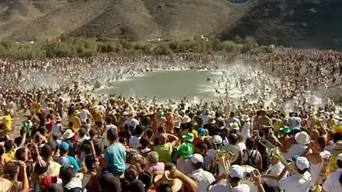 Unas 20.000 personas se tiran 'al charco' para atrapar peces con la mano Unas 20.000 personas se tiran 'al charco' para atrapar peces con la mano
