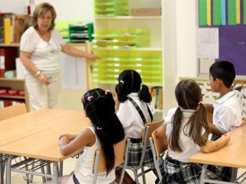 Una maestra con sus alumnos en un colegio de Barcelona