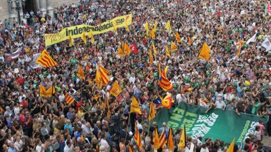 Padres y profesores se concentran para reivindicar el modelo educativo catalán