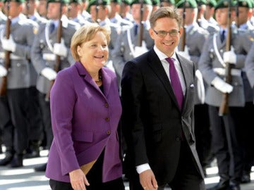 La canciller alemana Angela Merkel junto al primer ministro finlandés, Jyrki Katainen