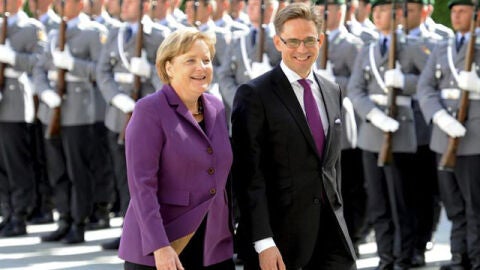 La canciller alemana Angela Merkel junto al primer ministro finland&eacute;s, Jyrki Katainen