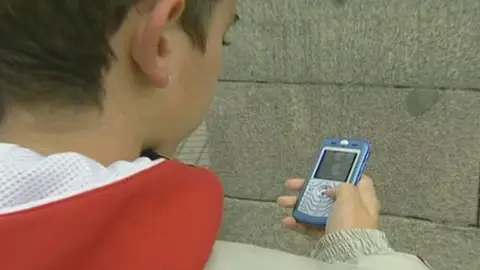 El uso del móvil puede ser cancerígeno en niños El uso del móvil puede ser cancerígeno en niños