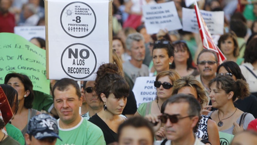 Miles de personas vuelven a manifestarse contra los 'recortes' en Educación