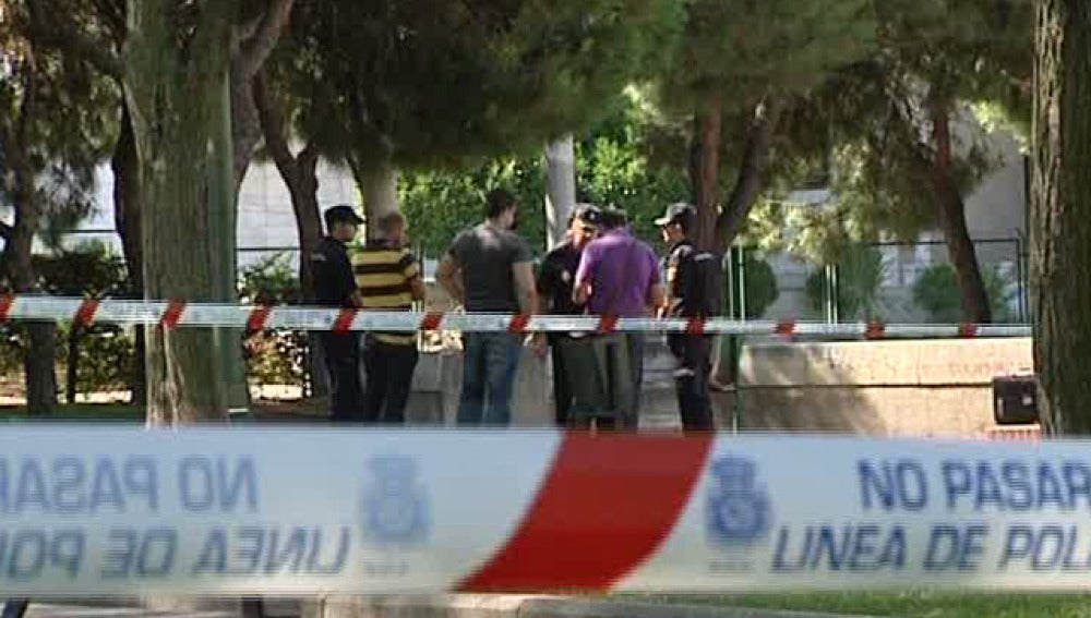 El agresor robó la pistola a una agente, disparó a dos efectivos y atacó con un machete a otros dos.