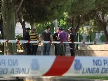 El agresor robó la pistola a una agente, disparó a dos efectivos y atacó con un machete a otros dos. El agresor robó la pistola a una agente, disparó a dos efectivos y atacó con un machete a otros dos.
