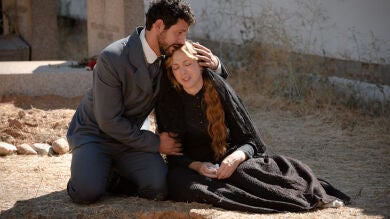 Roberto abraza a Sara ante el ataúd de Miguel