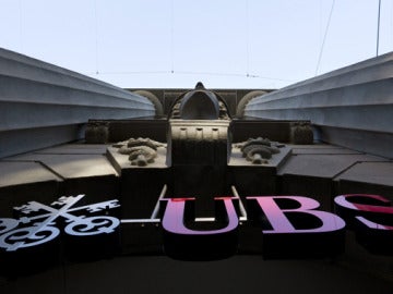 Logo del banco suizo UBS en Zurich