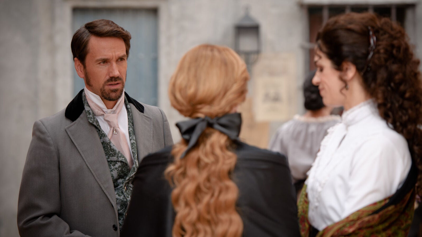 Fernando da el pésame a Sara