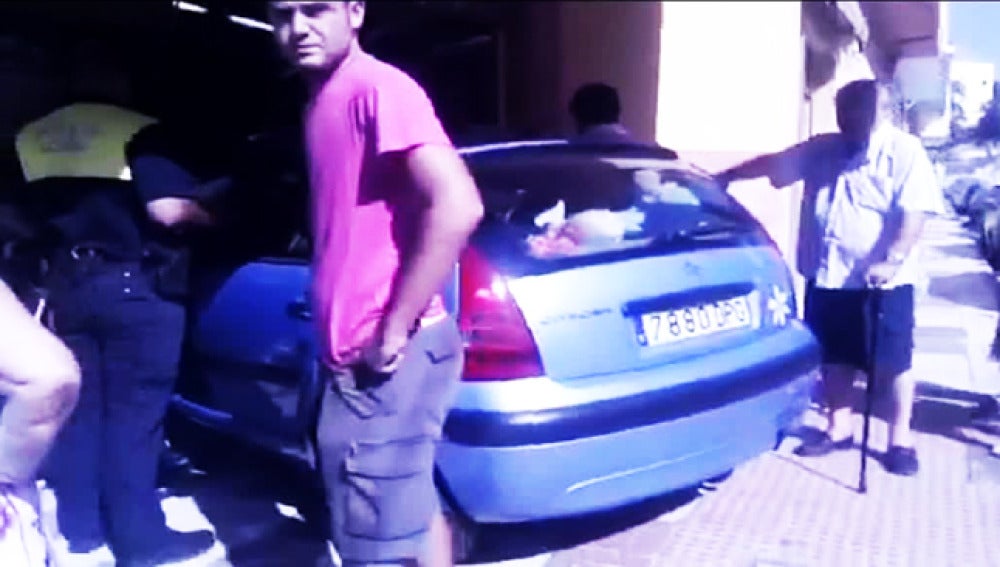 Un coche queda empotrado en una peluquería