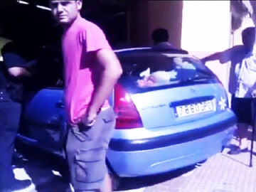 Un coche queda empotrado en una peluquería Un coche queda empotrado en una peluquería