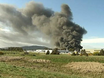 Incendio en una fábrica de productos químicos en Camberra Incendio en una fábrica de productos químicos en Camberra