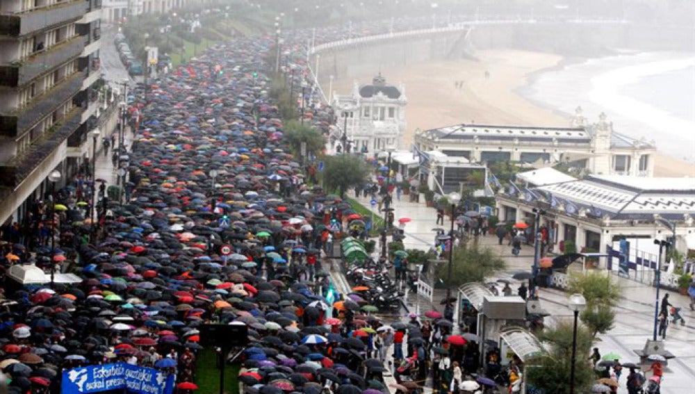 Miles de personas se manifiestan a favor de los presos de ETA en San Sebastián