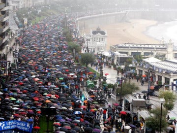 Miles de personas se manifiestan a favor de los presos de ETA en San Sebastián