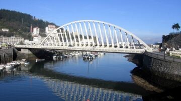 Arrancan un trozo de mármol de 30 kilos del puente de Calatraba de Venecia
