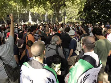 Cientos de indignados se manifiestan frente a la Bolsa de Madrid apoyando la 'Occupy Wall Street' Cientos de indignados se manifiestan frente a la Bolsa de Madrid apoyando la 'Occupy Wall Street'