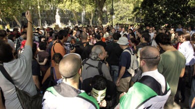 Cientos de indignados se manifiestan frente a la Bolsa de Madrid apoyando la 'Occupy Wall Street' 