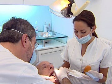 Un buen cepillado de dientes, indispensable para la salud bucal Un buen cepillado de dientes, indispensable para la salud bucal