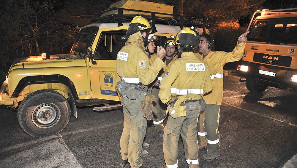 Efectivos en el incendio de Ibiza