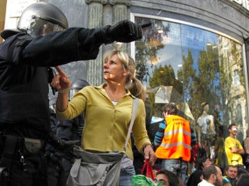 Desalojados los cincuenta 'indignados' que bloqueaban la Bolsa de Barcelona