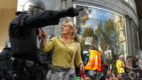 Desalojados los cincuenta 'indignados' que bloqueaban la Bolsa de Barcelona Desalojados los cincuenta 'indignados' que bloqueaban la Bolsa de Barcelona
