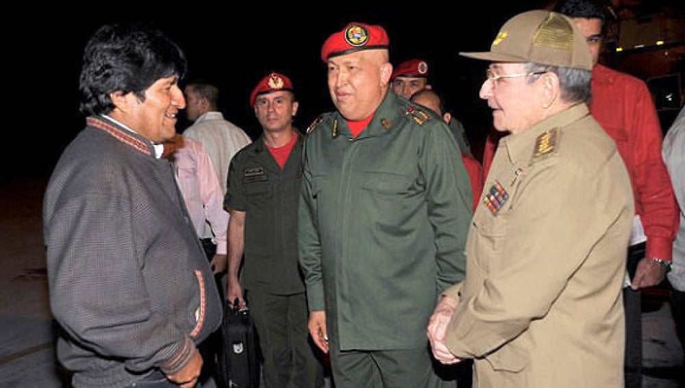 Raúl Castro recibe a Hugo Chávez y Evo Morales en Cuba