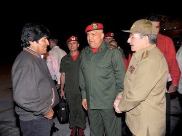 Raúl Castro recibe a Hugo Chávez y Evo Morales en Cuba