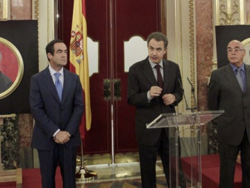 Zapatero y Bono durante el homenaje a los ex presidentes