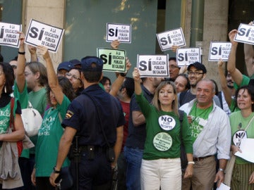 Decenas de profesores protestan por los recortes