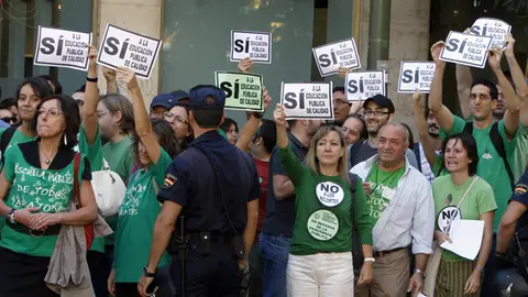 Decenas de profesores protestan por los recortes Decenas de profesores protestan por los recortes