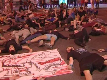 Los 'indignados' vuelven a protestar frente la Bolsa de Barcelona