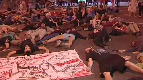 Los 'indignados' vuelven a protestar frente la Bolsa de Barcelona Los 'indignados' vuelven a protestar frente la Bolsa de Barcelona