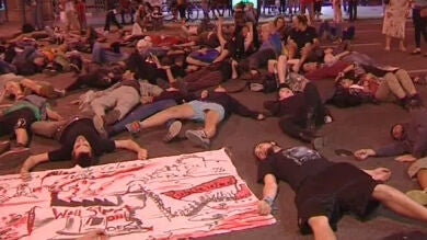 Los 'indignados' vuelven a protestar frente a la Bolsa de Barcelona