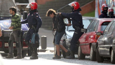 Desalojan un local juvenil okupa de Bilbao y detienen a 23 personas